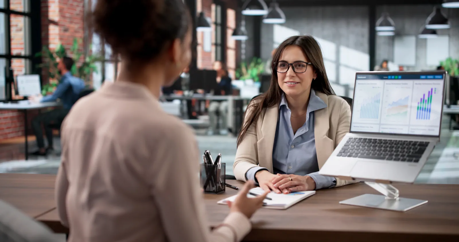 Conseillère menant un audit IA avec une dirigeante de PME