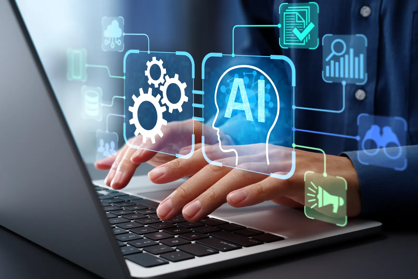 Mains sur un clavier d'ordinateur, icônes d'IA et d'automatisation en surimpression